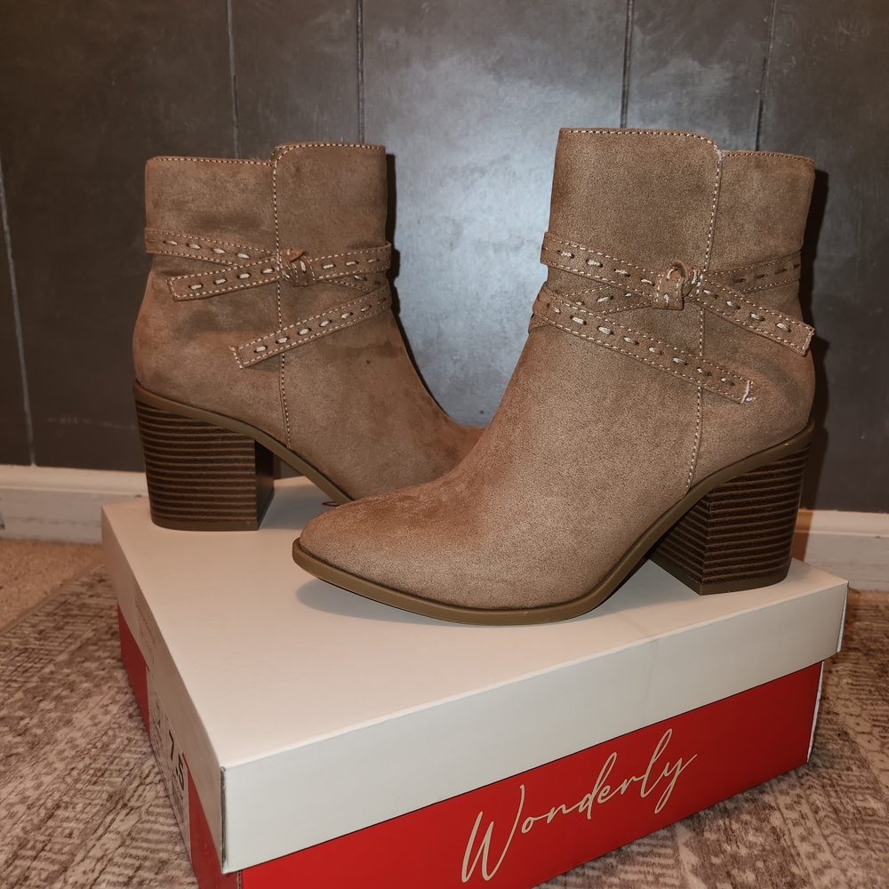 Wonderly Tan Ankle Boots